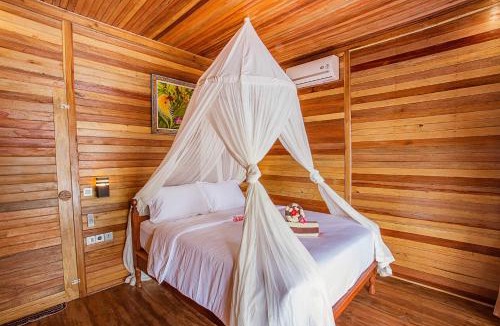 Ceningan Island Resort | Wooden Beach Sunset Cottages