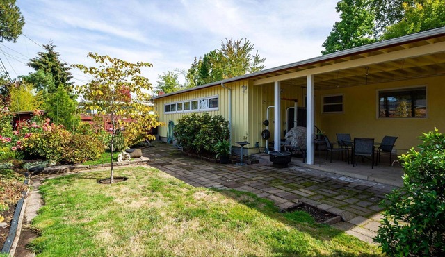 Cozy Sunflower Studio: 1 bedroom retreat, 7 min to UO & 4 min to downtown Eugene.