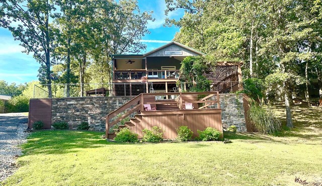 Lakefront, Private Beach, Hot tub, Kayaks, Paddle boards
