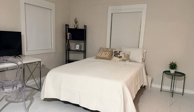 Private Studio with Side Entrance Near Stadium Health District & Design District