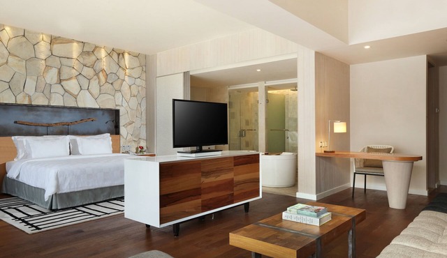 Spacious Modern Suite with Free Minibar Items (T Sand Suite18)
