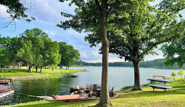 Waterfront 3BR + Loft w/Dock on Lake of Egypt