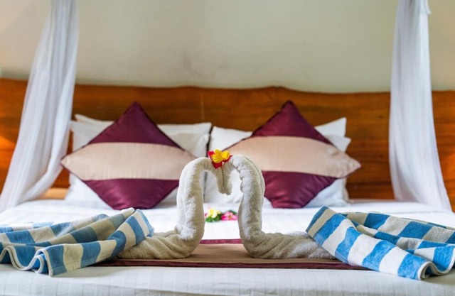 Balinese Style House with Public Swimming Pool, Close to Mushroom Beach (DLX)