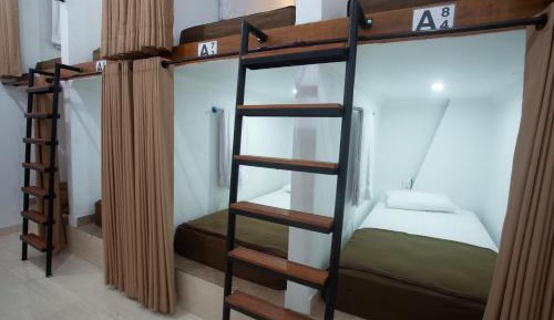 Single Bed in Mixed Dormitory Room