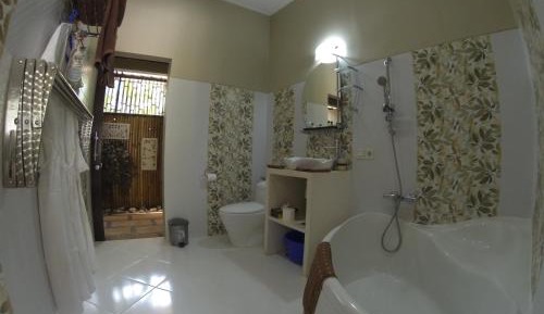 Queen Suite with Pool View