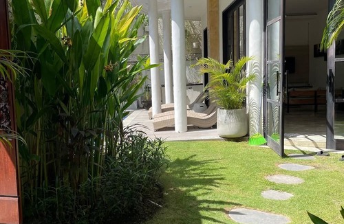 Batubelig Villa | Beautiful Langikula Villa in Central Seminyak Bali Sleeps 10